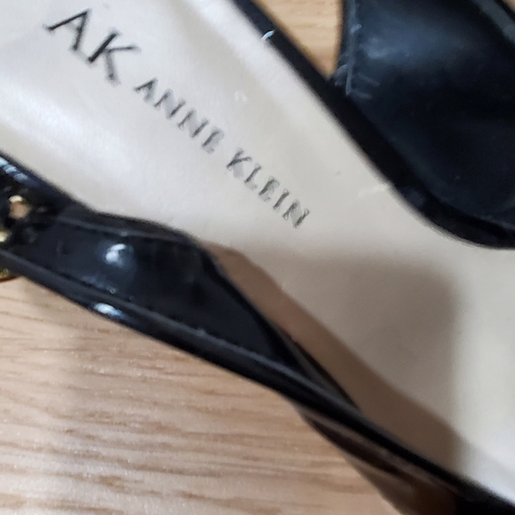 Anne Klein black patent leather open toe slingback with bow - Picture 8 of 11